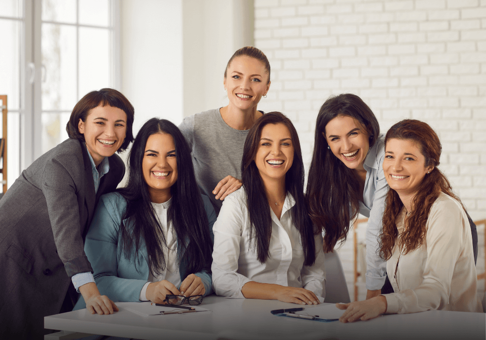 donne sorridenti alla scrivania